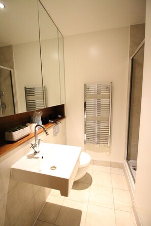 Dusj, hårføner, bidé og håndklær