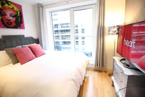 3 bedrooms, iron/ironing board, travel crib, free WiFi - Aircon Penthouse Luxury Chelsea Flat, 3 dbl beds 3 bathrms, 
Balcony River Views (London)