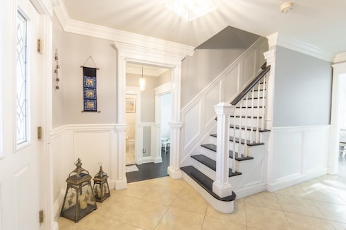 Peaceful Spacious Home with Theater. Family Friendly, Centrally located