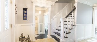 Peaceful Spacious Home with Theater. Family Friendly, Centrally located