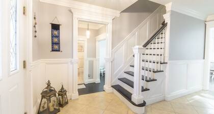 Peaceful Spacious Home with Theater. Family Friendly, Centrally located