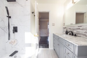 Douche, sèche-cheveux, serviettes fournies, savon