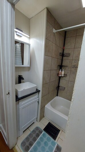 Sèche-cheveux, serviettes fournies, savon, papier toilette