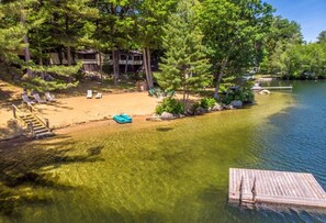 On the beach - Waterfront Carriage House Apartment (Holderness)