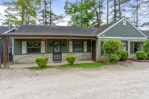Exterior - Squam Waterfront 2 bed 1 bath rental (Suite 6) (Holderness)