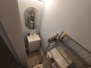 Regadera, secadora de cabello, toallas, papel de baño 