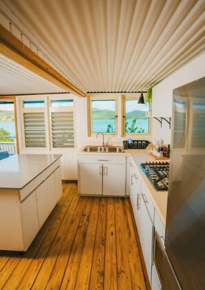 Réfrigérateur, plaque de cuisson, cafetière/bouilloire