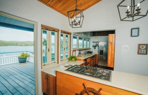 Kjøleskap, mikrobølgeovn, kokeplater og kaffetrakter/tekoker