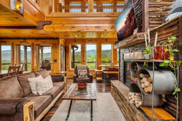 Smart TV, fireplace, video games, DVD player - Luxury Cabin with Views of Mt. Leconte! Rare Find (Sevierville)