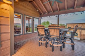 Outdoor dining - Luxury Cabin with Views of Mt. Leconte! Rare Find (Sevierville)