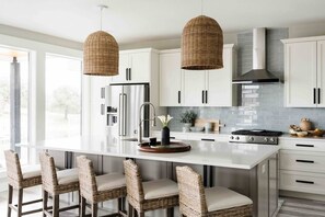 Fridge, microwave, oven, stovetop - Christmas Specials | Luxury lakefront | Boat Slip | Hot Tub (Kingsland)