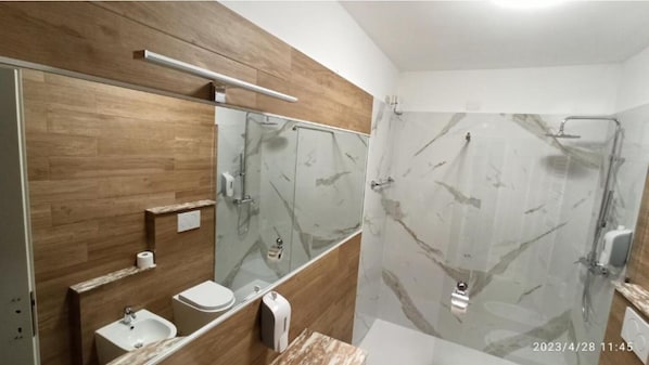 Douche, sèche-cheveux, serviettes fournies, savon