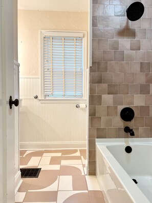 Bathroom - The Pink House -2 bedroom, Downtown Columbus, OSU, short-north, nationwide arena (Columbus)