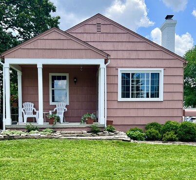 The Pink House -2 bedroom, Downtown Columbus, OSU, short-north, nationwide arena