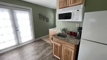 Réfrigérateur, micro-ondes, cafetière/bouilloire