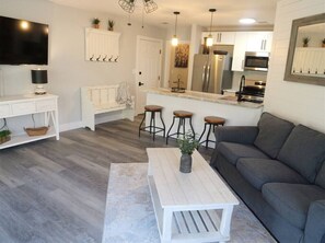 Smart TV, fireplace - Rivers Edge 703c (Helen)