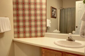 Shower, towels - Rivers Edge 802b (Helen)