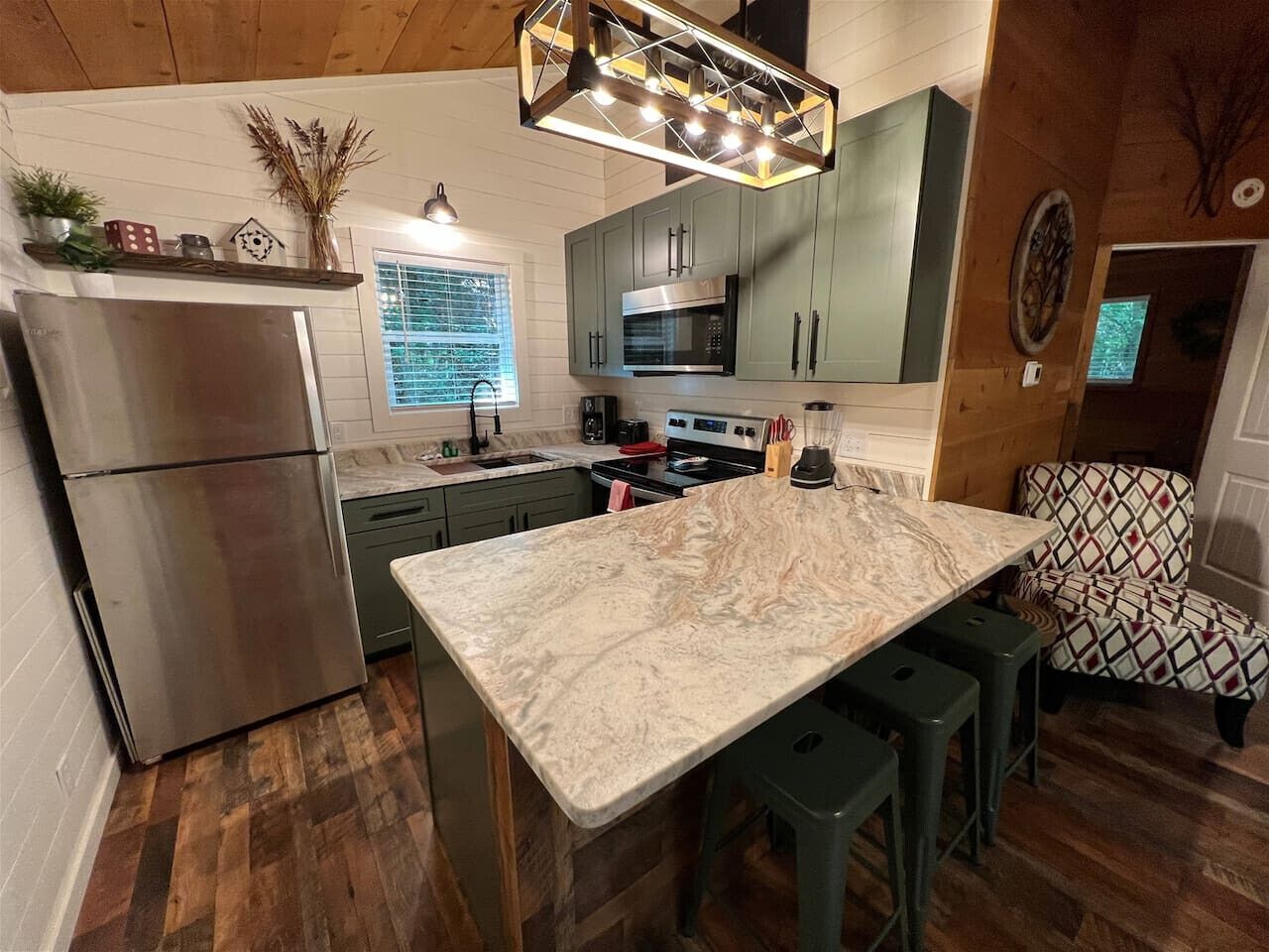 Kjøleskap, mikrobølgeovn, ovn og kokeplater