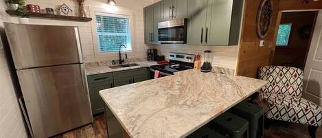 Kjøleskap, mikrobølgeovn, ovn og kokeplater