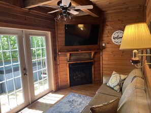 Smart TV, fireplace - Bavarian Hideaway 44 (Sautee Nacoochee)