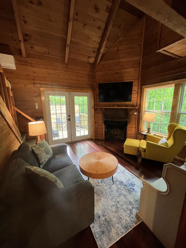 Smart TV, fireplace - Bavarian Hideaway 46 (Sautee Nacoochee)