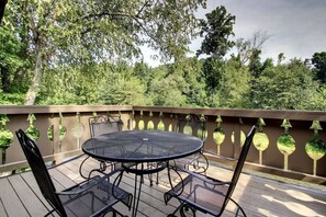 Outdoor dining - Rivers Edge 504 (Helen)