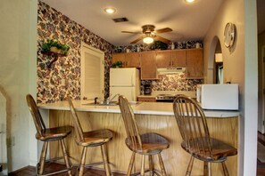 Fridge, microwave, oven, stovetop - Rivers Edge 504 (Helen)