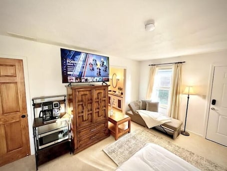 1 bedroom, desk, iron/ironing board, free WiFi. Neat & Tidy Private Entry Cozy Suite in Dayton Area with a Dedicated AC