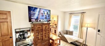 Neat & Tidy Private Entry Cozy Suite in Dayton Area with a Dedicated AC