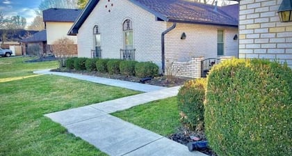 Neat & Tidy Private Entry Cozy Suite in Dayton Area with a Dedicated AC