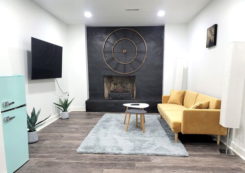 Boho Mountain Retreat, Private Entrance and Outdoor Space, Minutes to Downtown