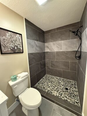 Shower, towels - Rivers Edge 703A (Helen)