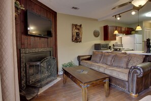 Smart TV, fireplace - Rivers Edge Condo 902 (Helen)