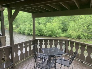 Outdoor dining - Rivers Edge 104 (Helen)