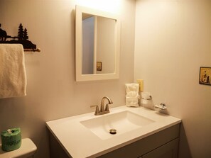 Shower, towels - Rivers Edge 104 (Helen)