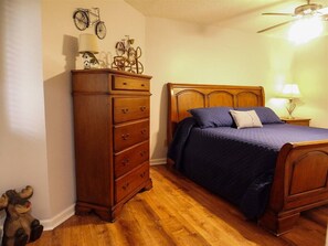 1 bedroom, WiFi, bed sheets - Rivers Edge 104 (Helen)