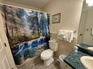 Shower, towels - Rivers Edge 803 (Helen)