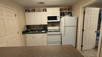 Réfrigérateur, four à micro-ondes, un four, surface de cuisson