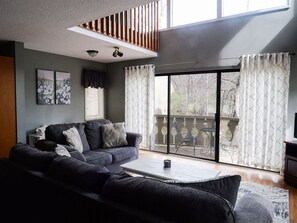 Smart TV, fireplace - Rivers Edge Condo 101 (Helen)