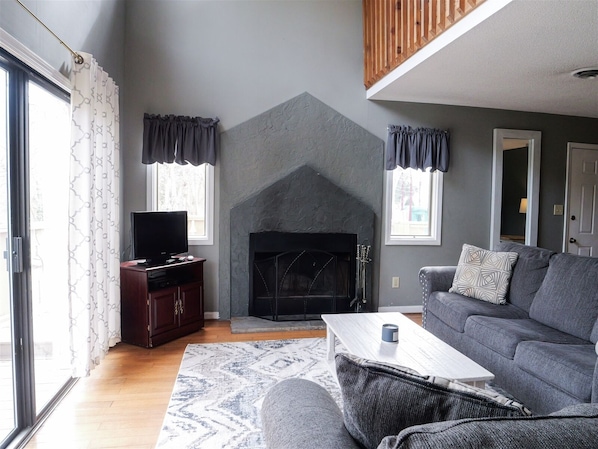 Una Smart TV, una chimenea