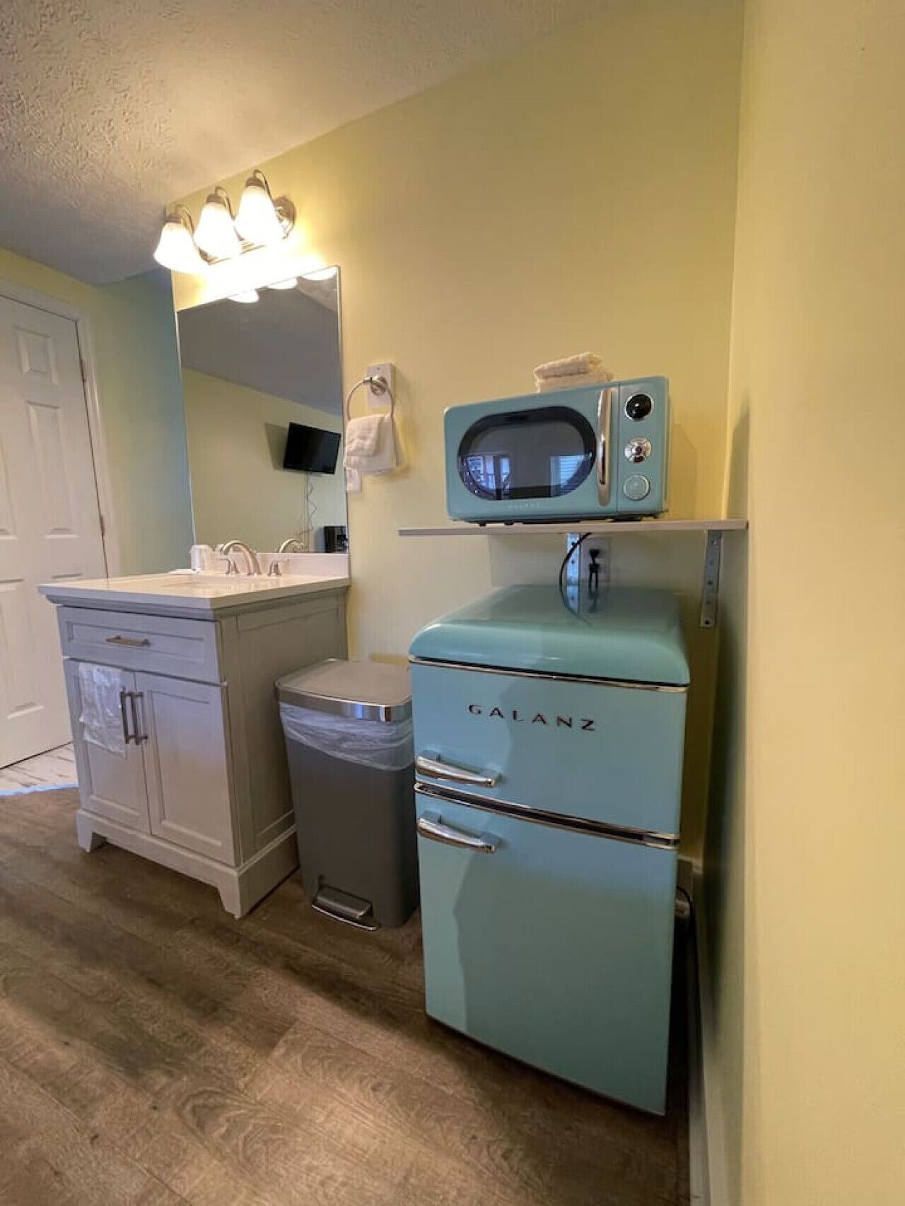 Réfrigérateur, four à micro-ondes, cafetière-théière