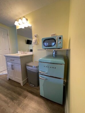 Geladeira, micro-ondas, cafeteira/chaleira