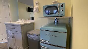 Réfrigérateur, micro-ondes, cafetiÚre/bouilloire