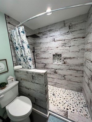 Shower, towels - Bavarian Brook Condo 14 (Helen)