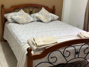 1 bedroom, iron/ironing board, free WiFi, bed sheets - Cozy Quarters Tobago (Lowlands)