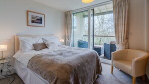 5 bedrooms, desk, iron/ironing board, travel cot