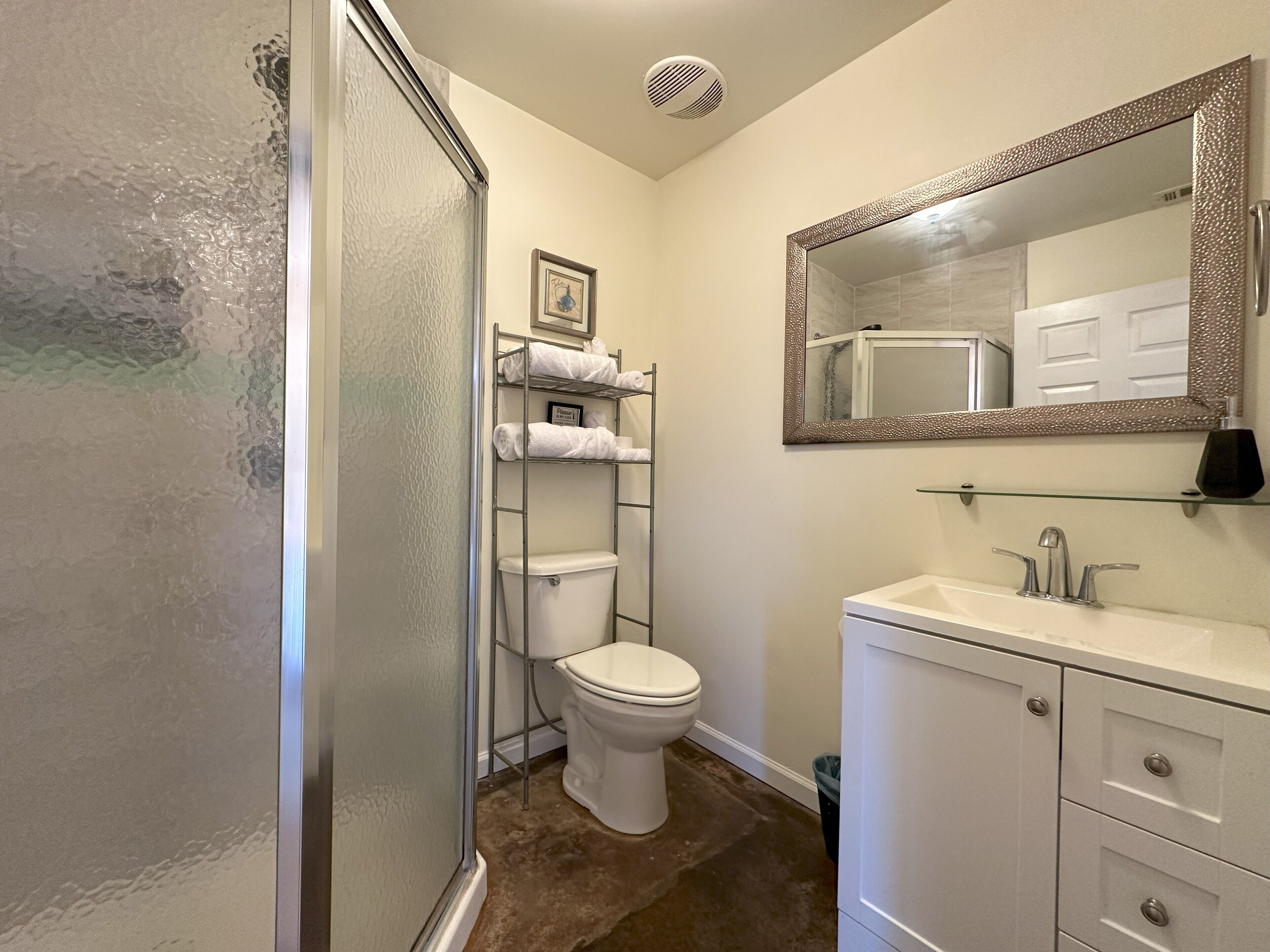 Doccia, asciugacapelli, asciugamani, sapone