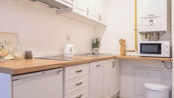 Køleskab, mikrobølgeovn, kogeplade, opvaskemaskine