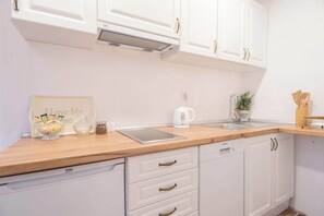 Een koelkast, een magnetron, een kookplaat, een vaatwasser