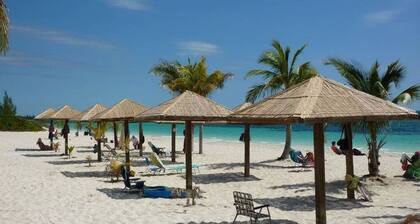 New Modern, renovated Beachfront/Oceanview Studio-Coral Beach, Near Port Lucaya